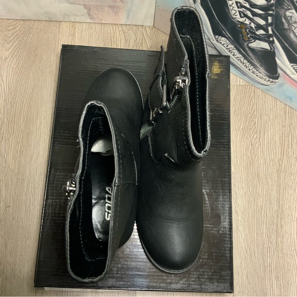 New Soda Modern Chic Low Heel Fashion Ankle Boot - Women’s Size 6, 6.5 - Picture 7 of 10